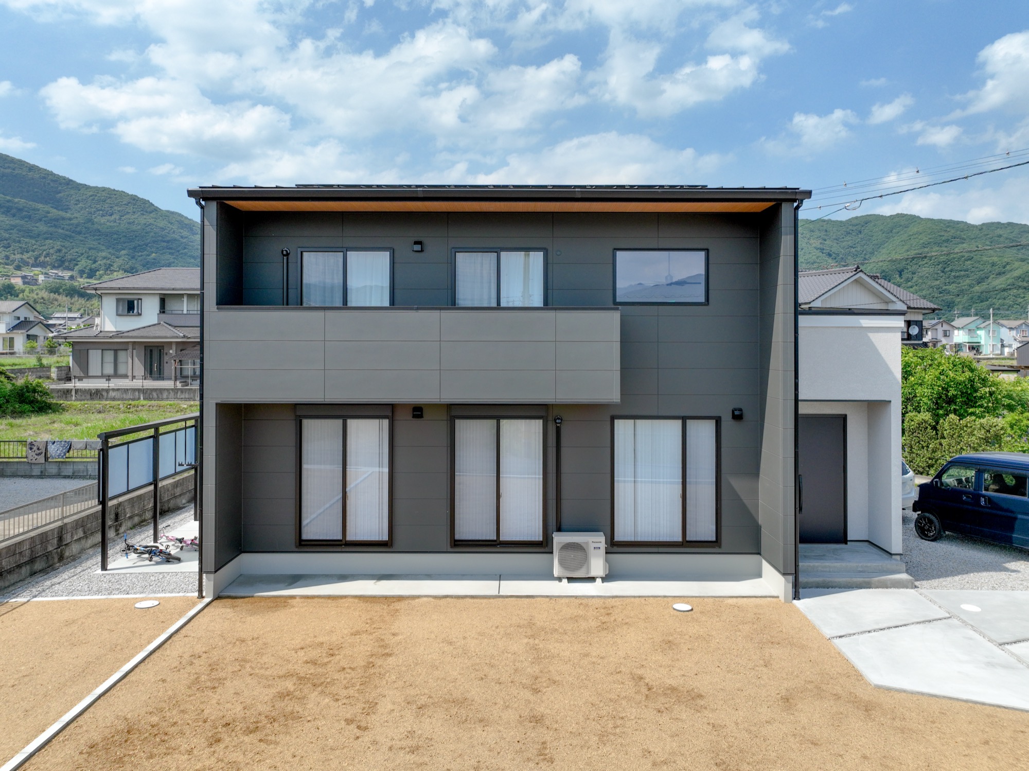 シンプルなBOX型が印象的なチャコールグレーの二階建て住宅