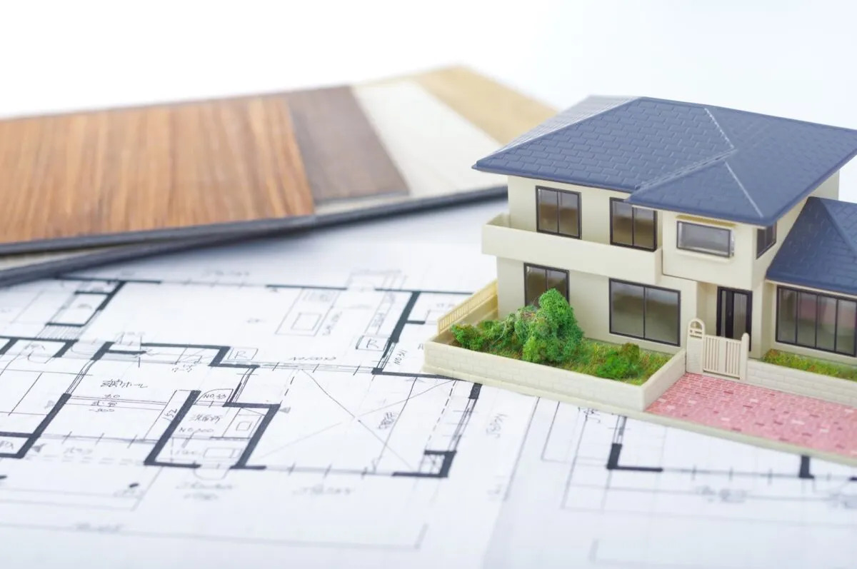2階建ての住宅模型と図面、フローリングのサンプル