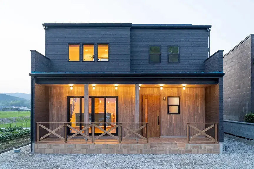 ウッドパネルとダークグレーの2色使いの外壁がモダンな注文住宅の外観