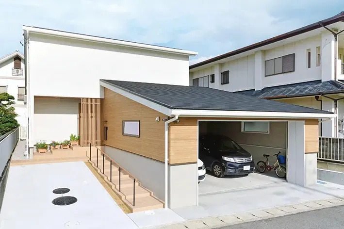 前に張り出したビルトインガレージがアクセントになった、和モダンの平屋住宅の外観