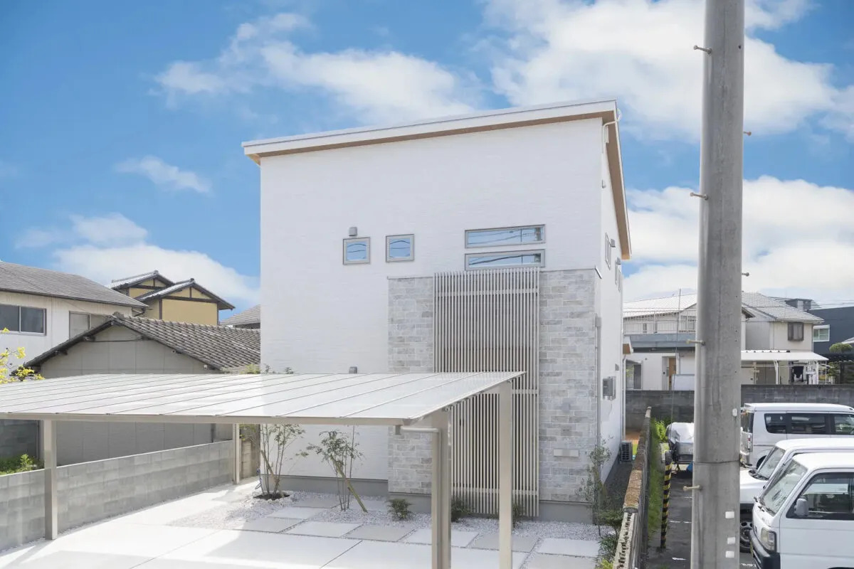 白と明るいグレーのタイルの組み合わせが清潔感のあるシンプルモダンな注文住宅の外観