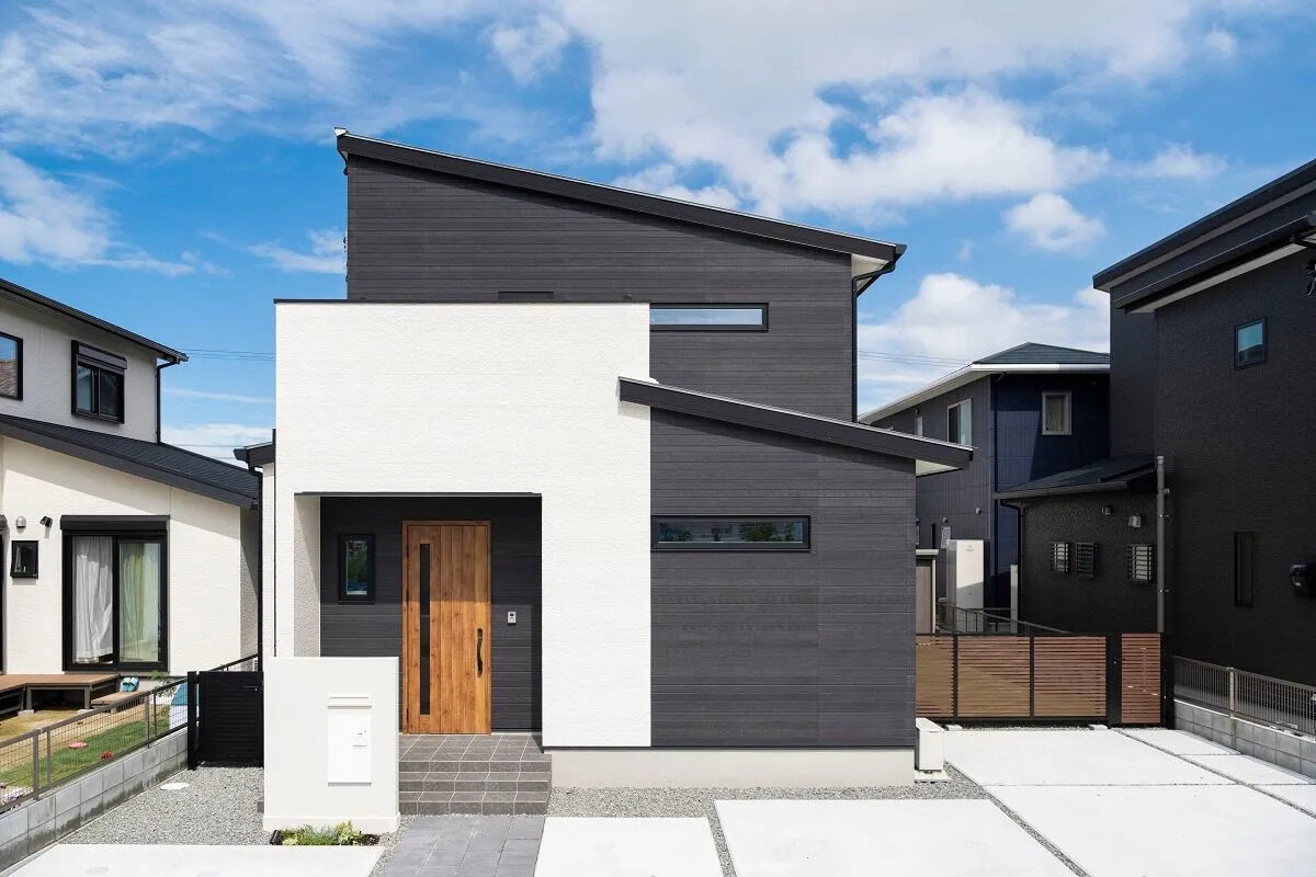 分譲住宅地に立つツートンカラーの注文住宅