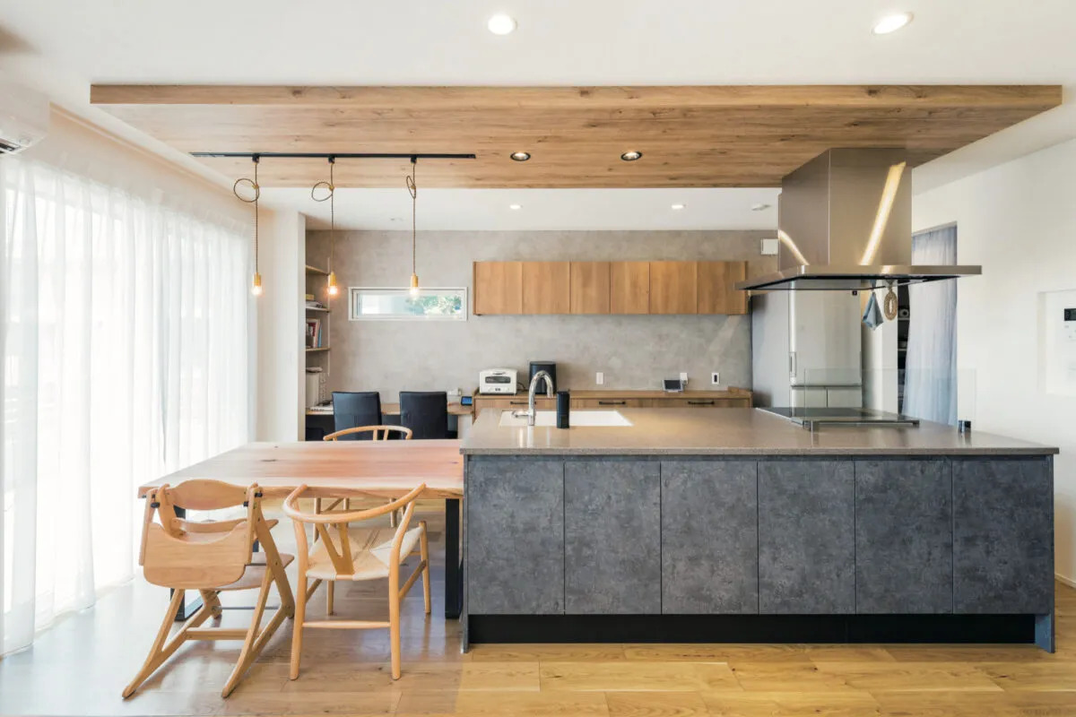木目天井と石目柄のキッチンがスタイリッシュなダイニングキッチン