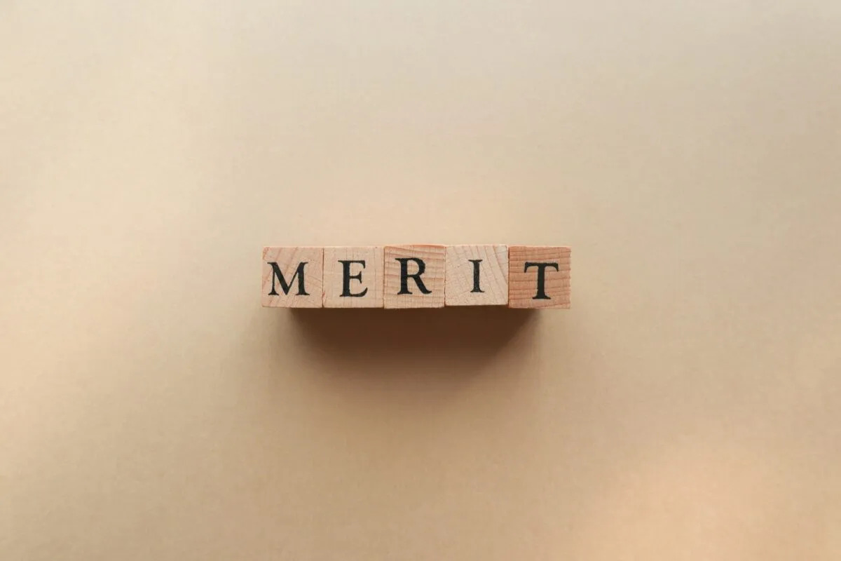 「MERIT」と並べられた木の文字ブロック