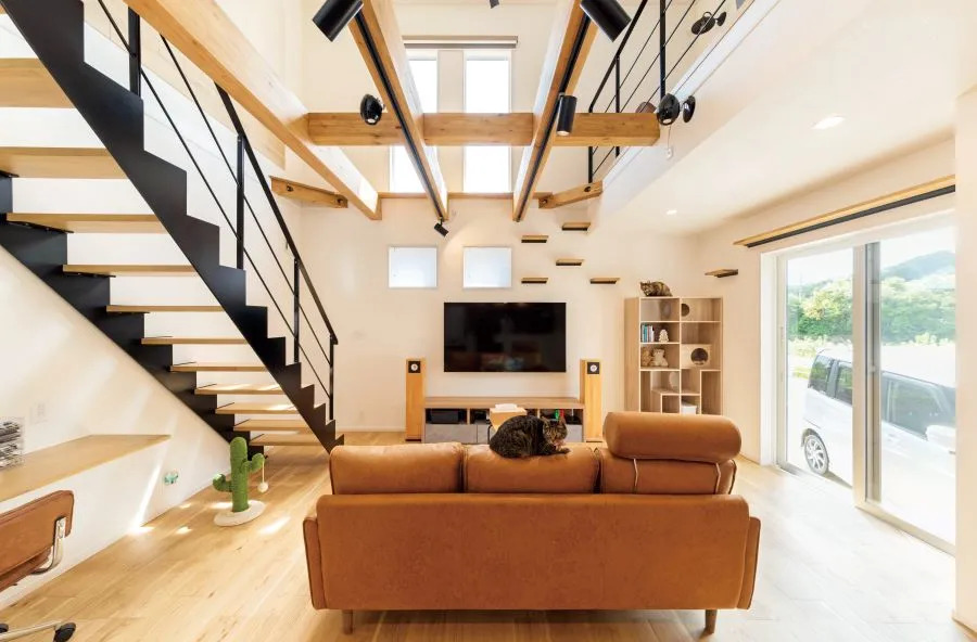 ブラックのスケルトン階段と木の化粧梁が特徴な吹き抜けリビング