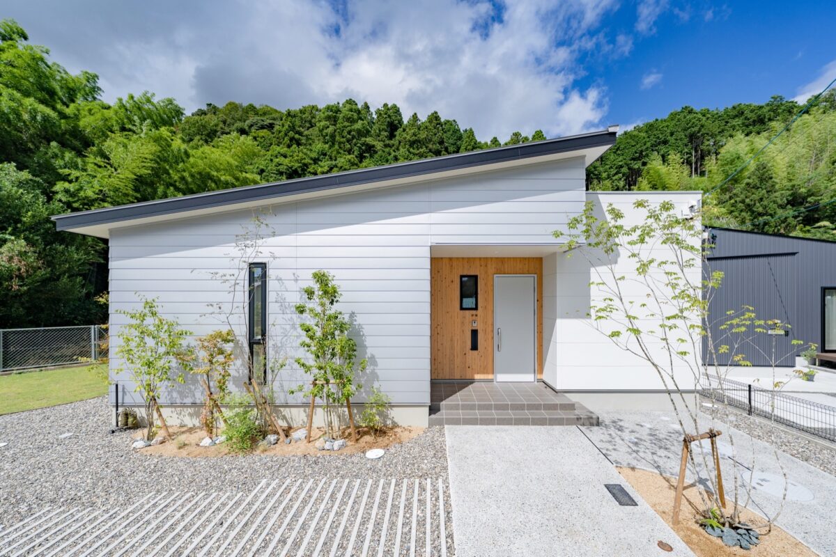 片流れ屋根の平屋の戸建住宅