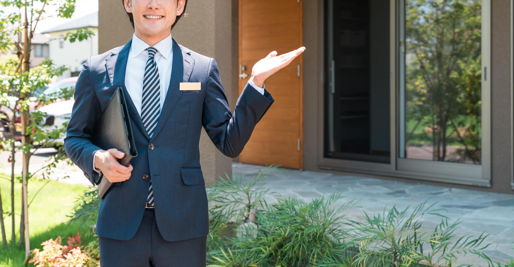 住宅の完成見学会を案内する建築会社の担当者