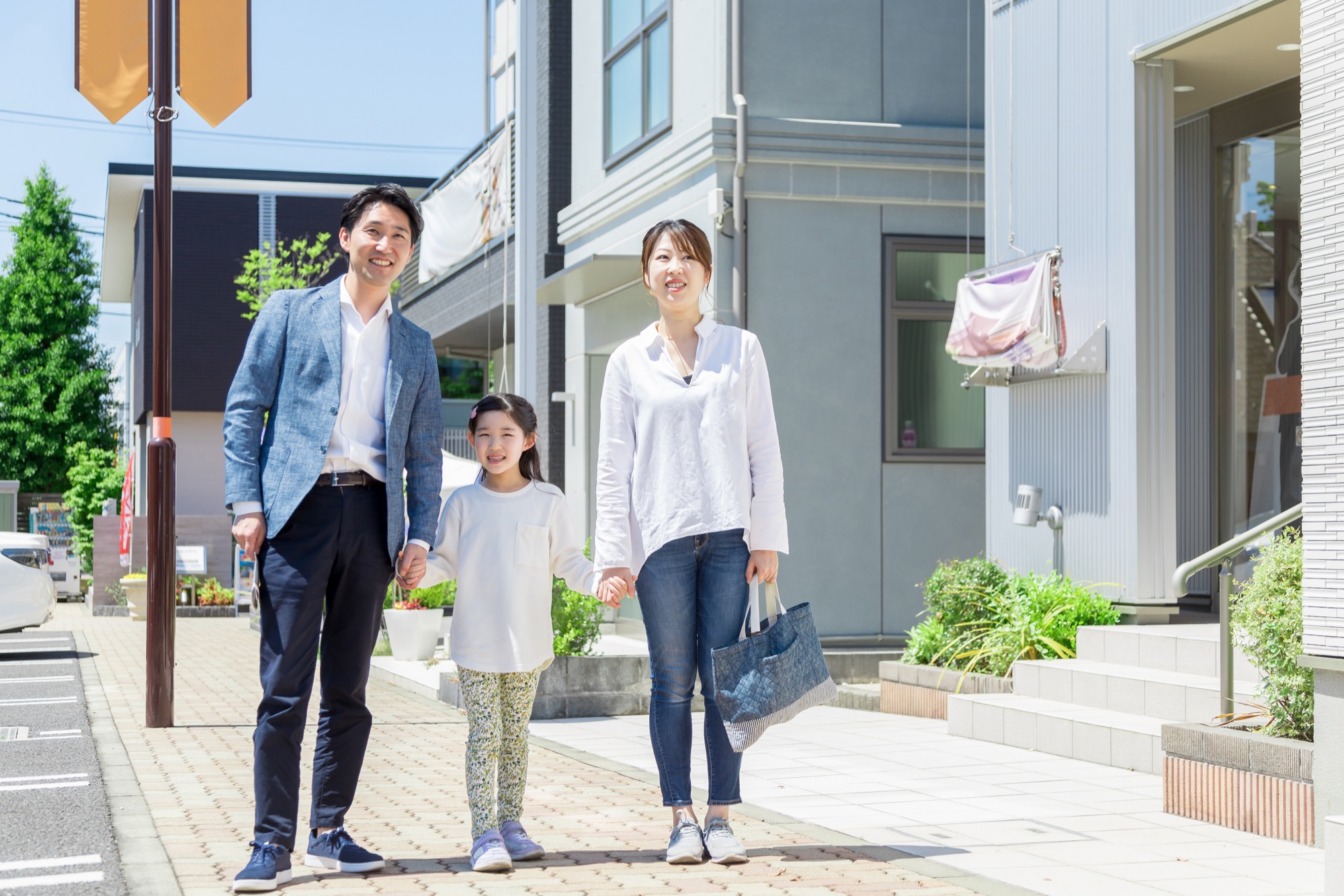 住宅展示場を見学する3人家族