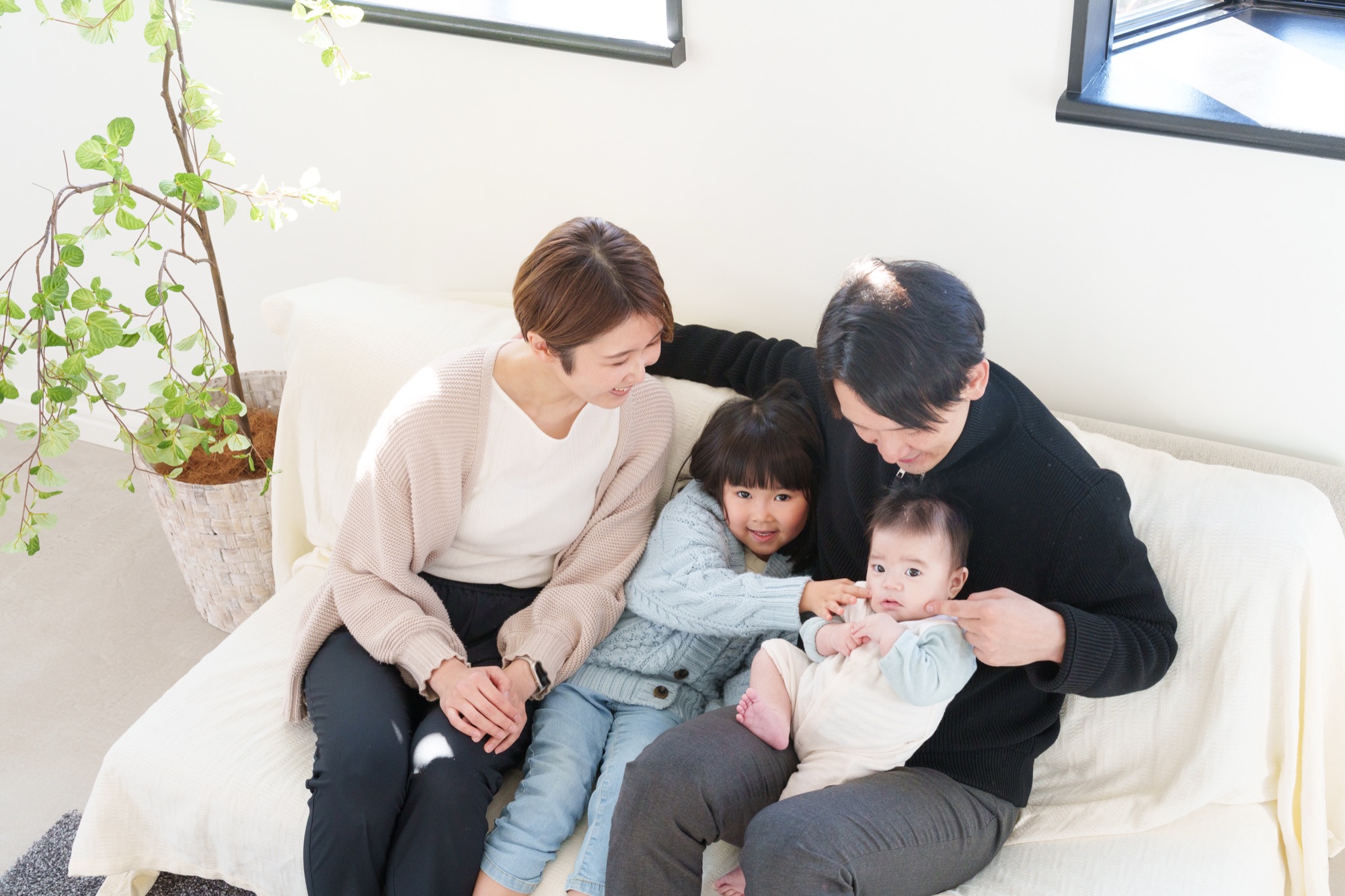 冬でも暖かい家で団らんの時間を過ごす4人家族