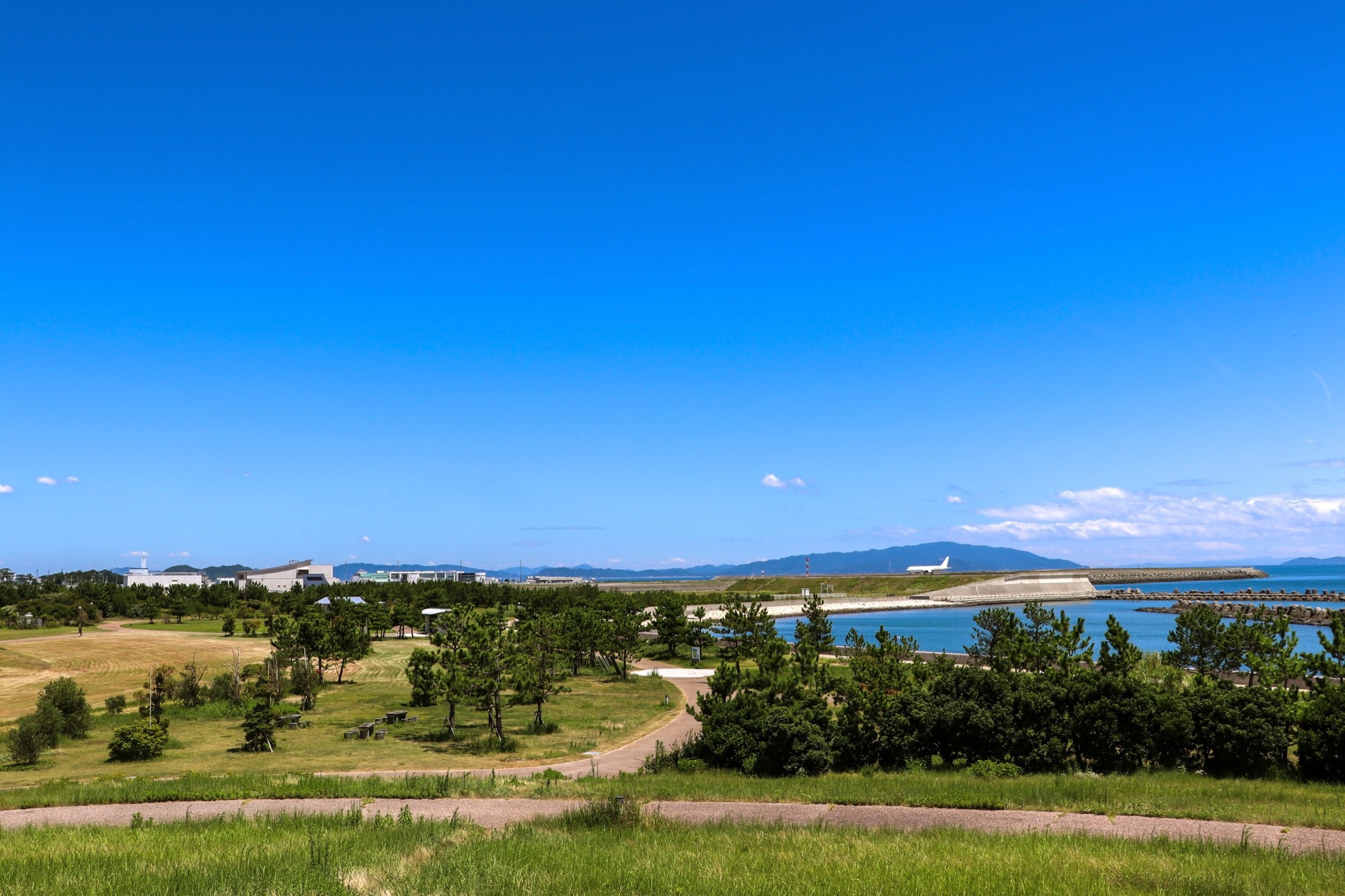 晴れの日の徳島阿波おどり空港を遠くから眺めた様子