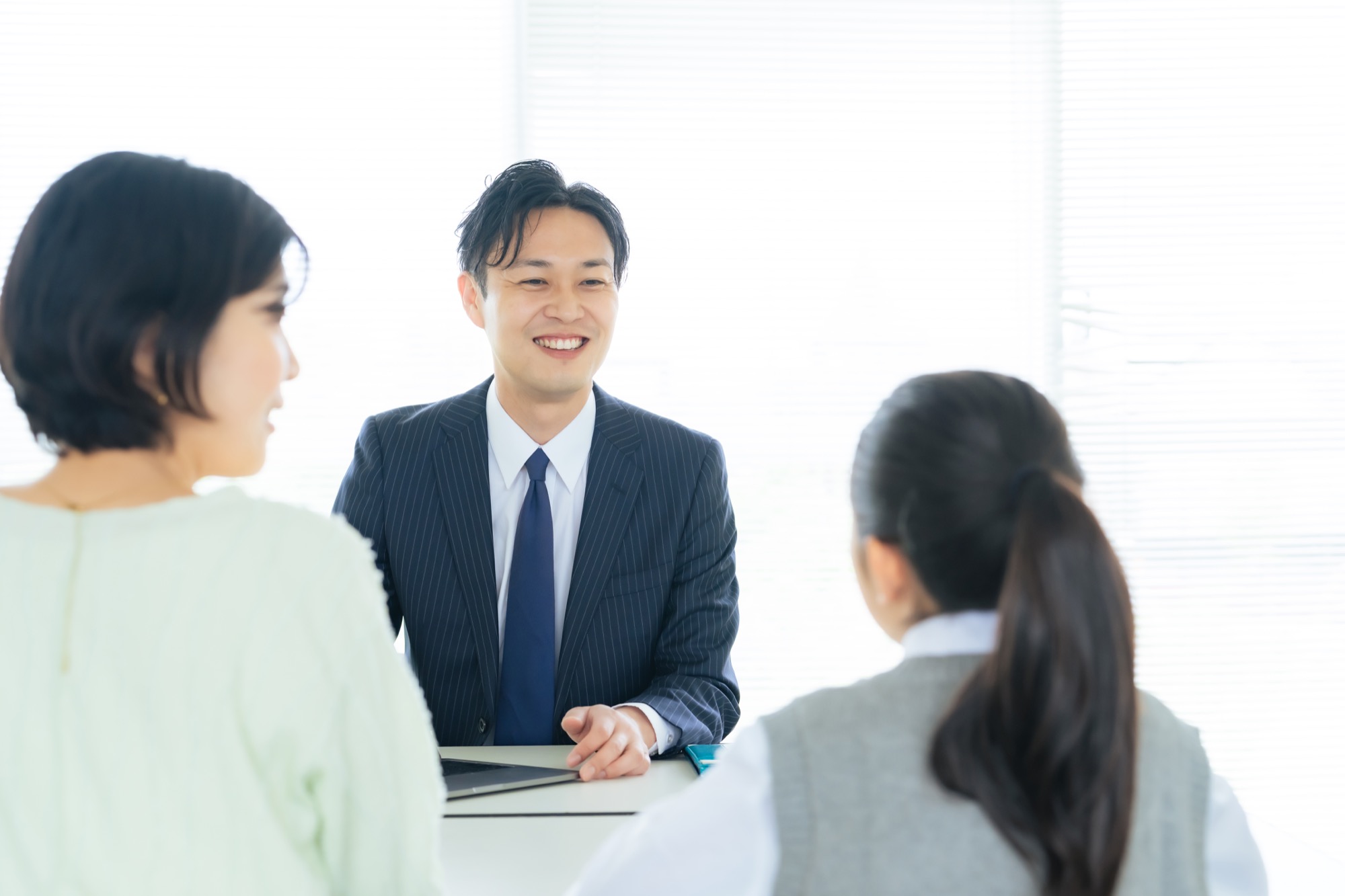 親子の相談を受ける自治体職員のイメージ