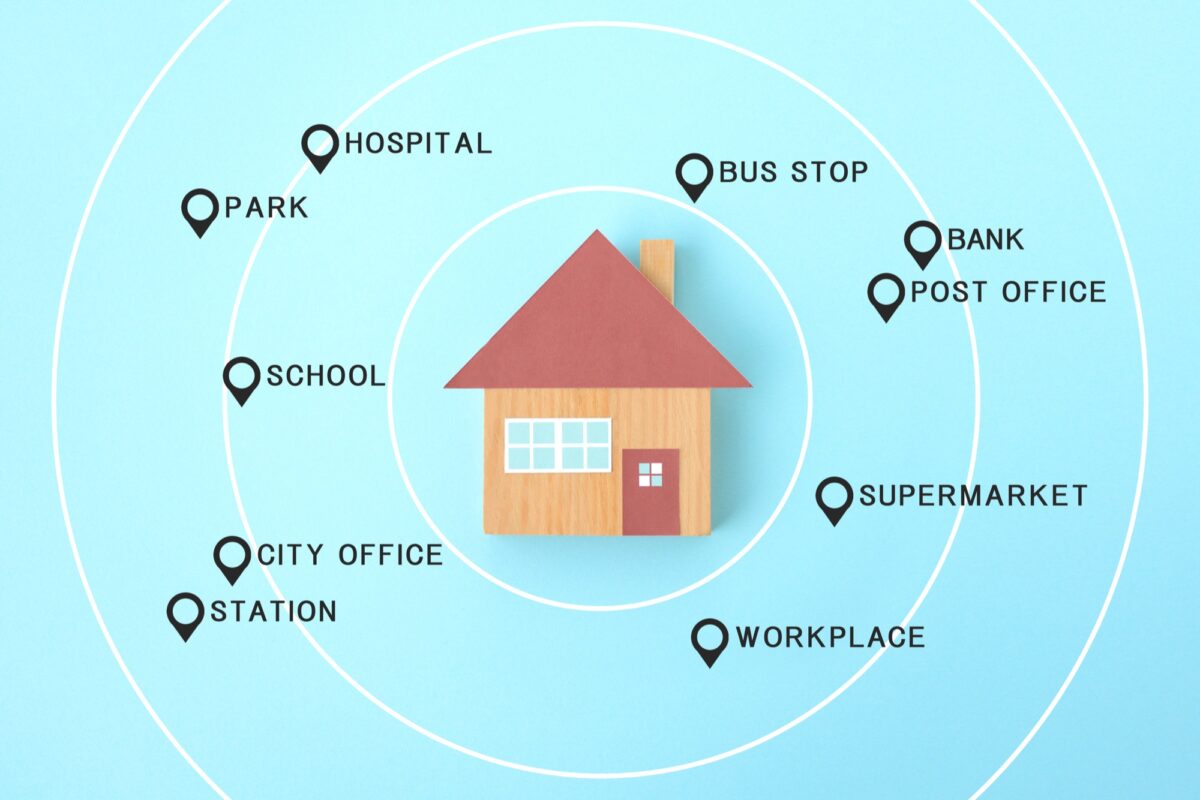 住宅模型を中心とした同心円上に配置された、施設マップのイメージ