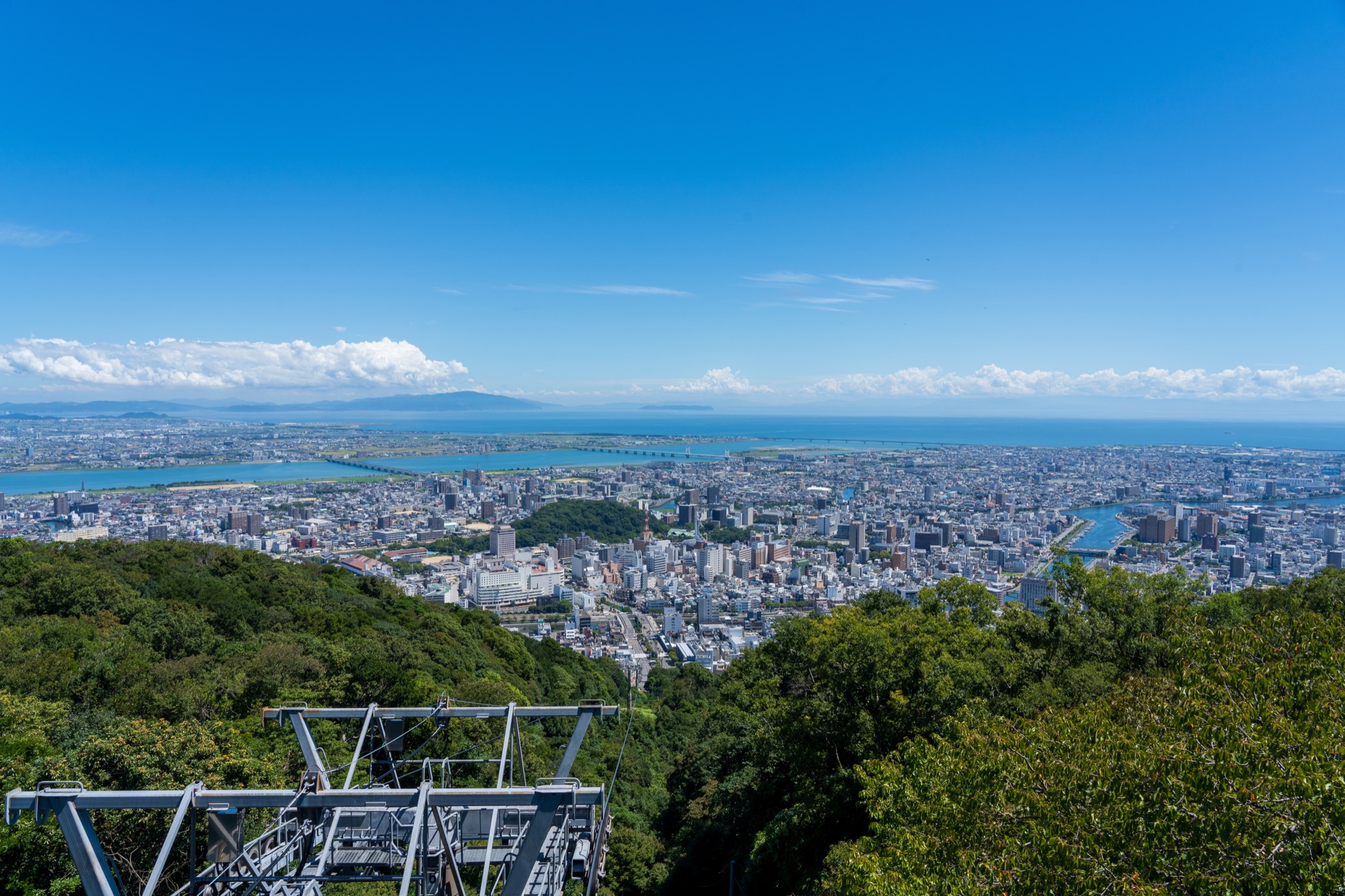 眉山から徳島市中心部を眺めた様子