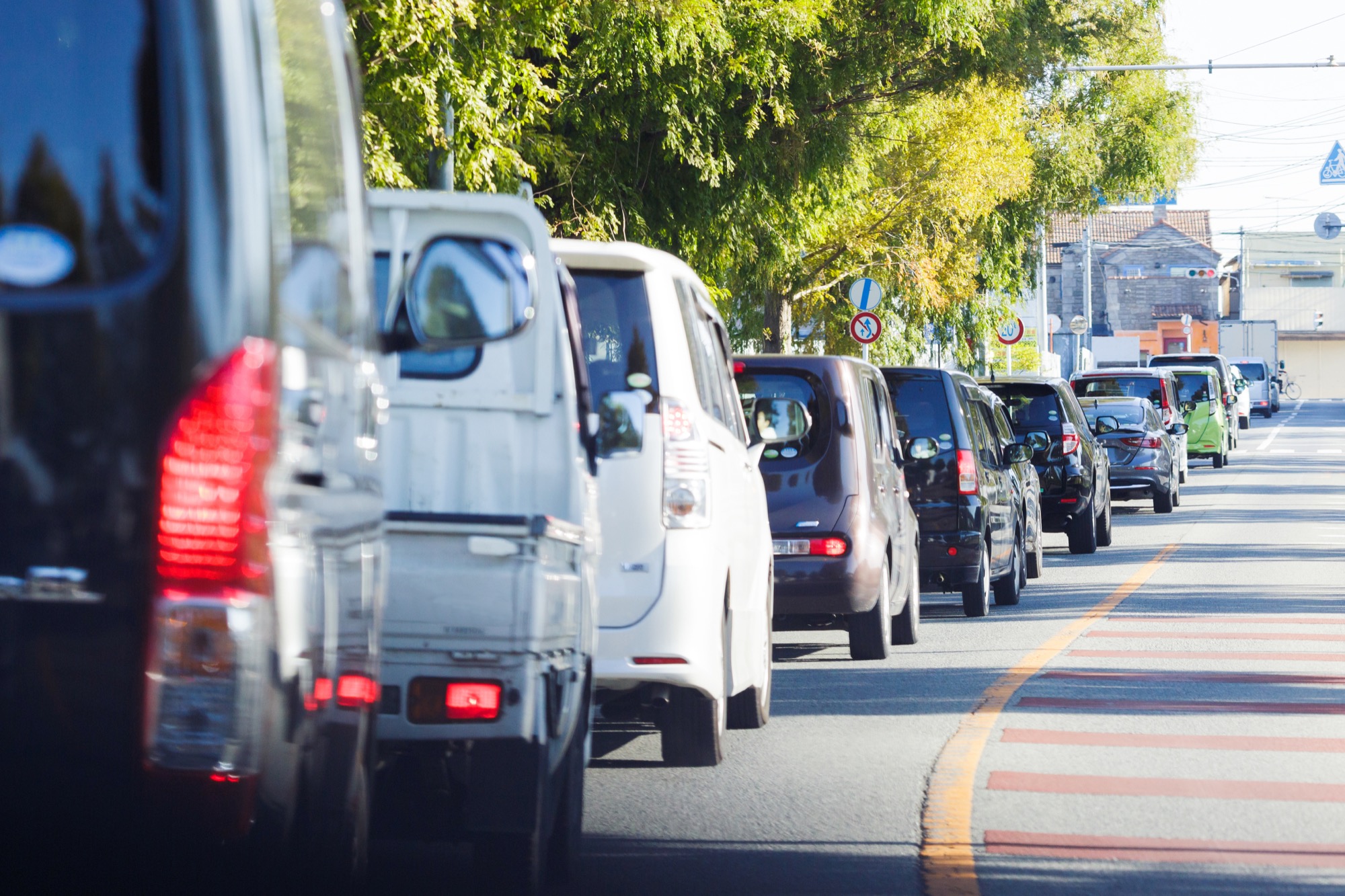 車で渋滞する幹線道路のイメージ