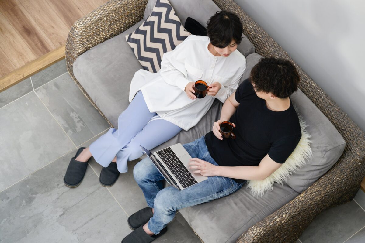 高気密高断熱の家のソファでくつろぐ若い夫婦