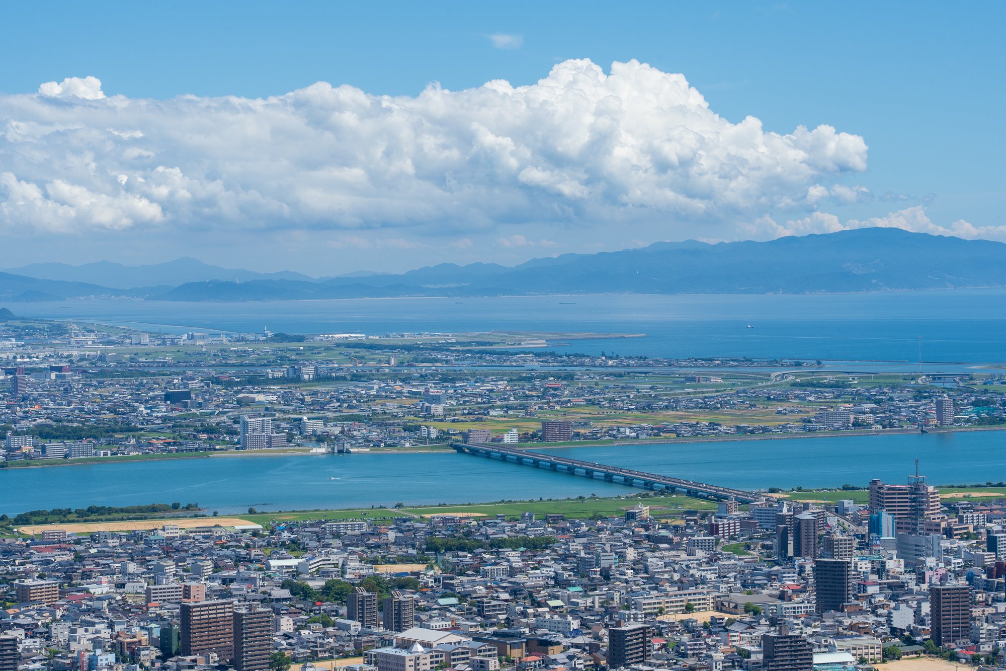 眉山から望む徳島市内、吉野川河口付近の様子