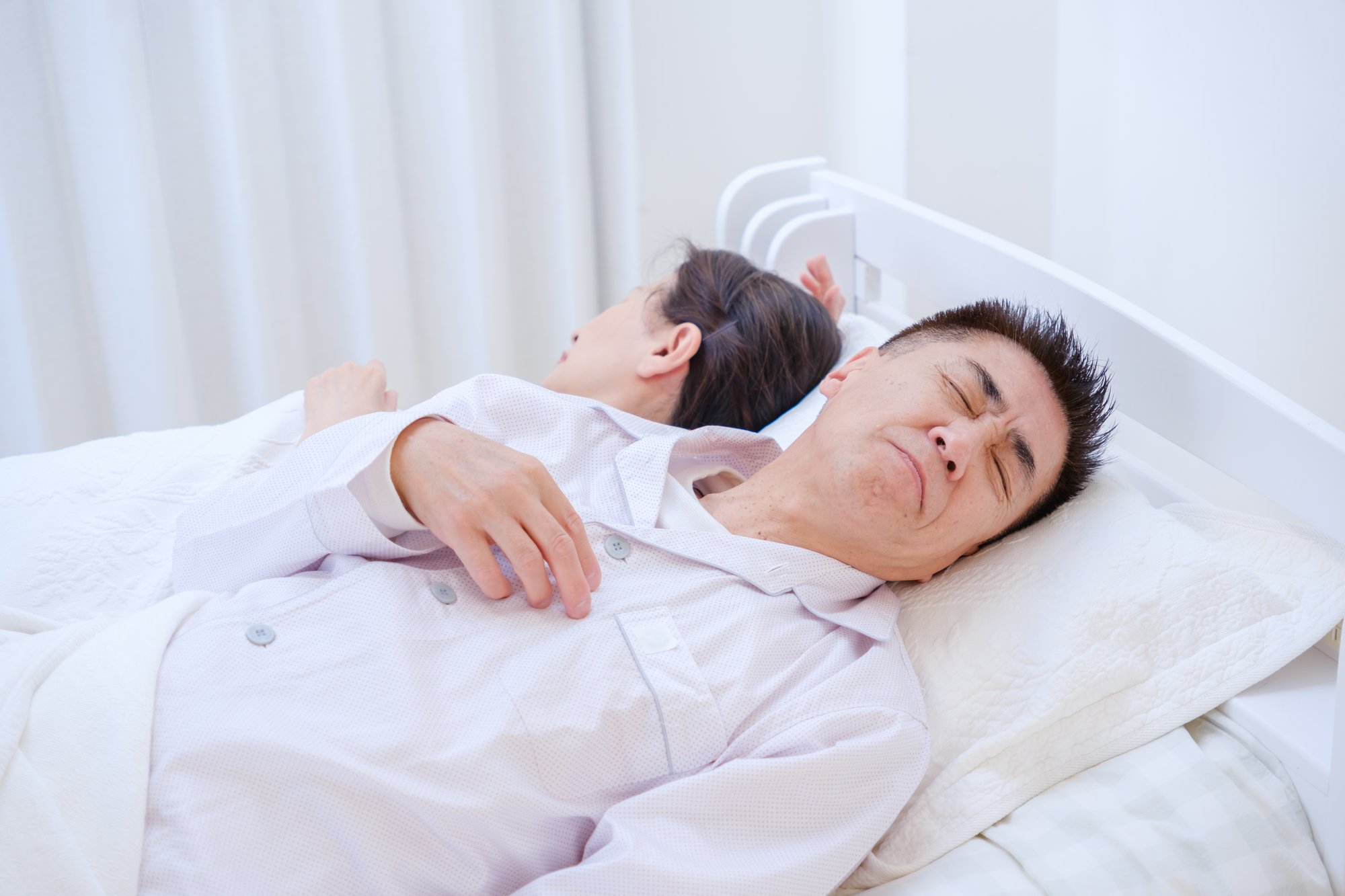 熱帯夜でなかなか寝られない夫婦
