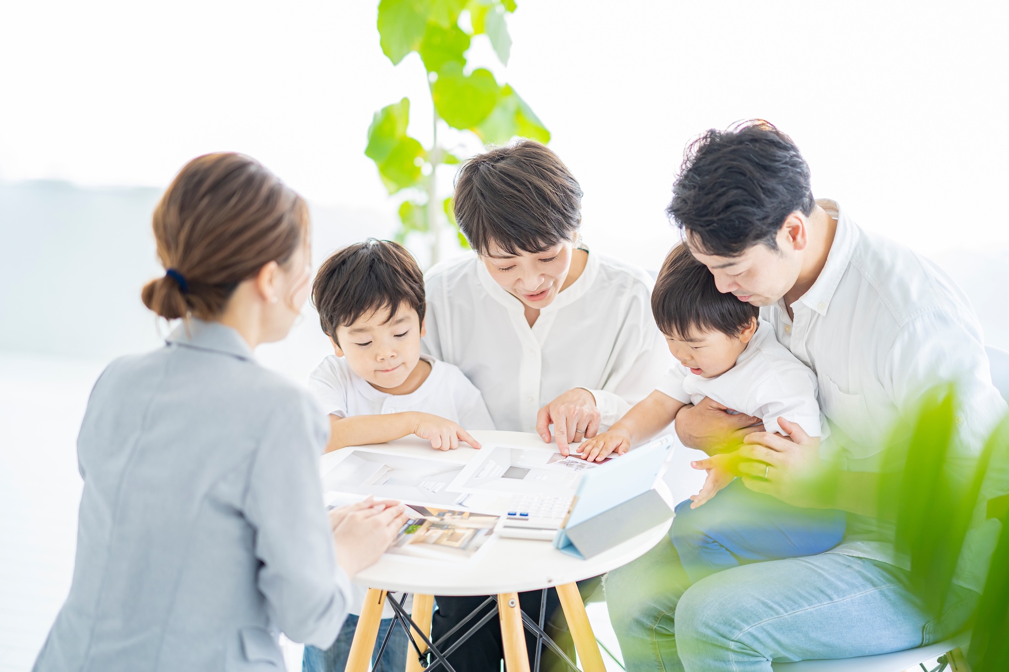 家づくりについて説明を受ける4人家族