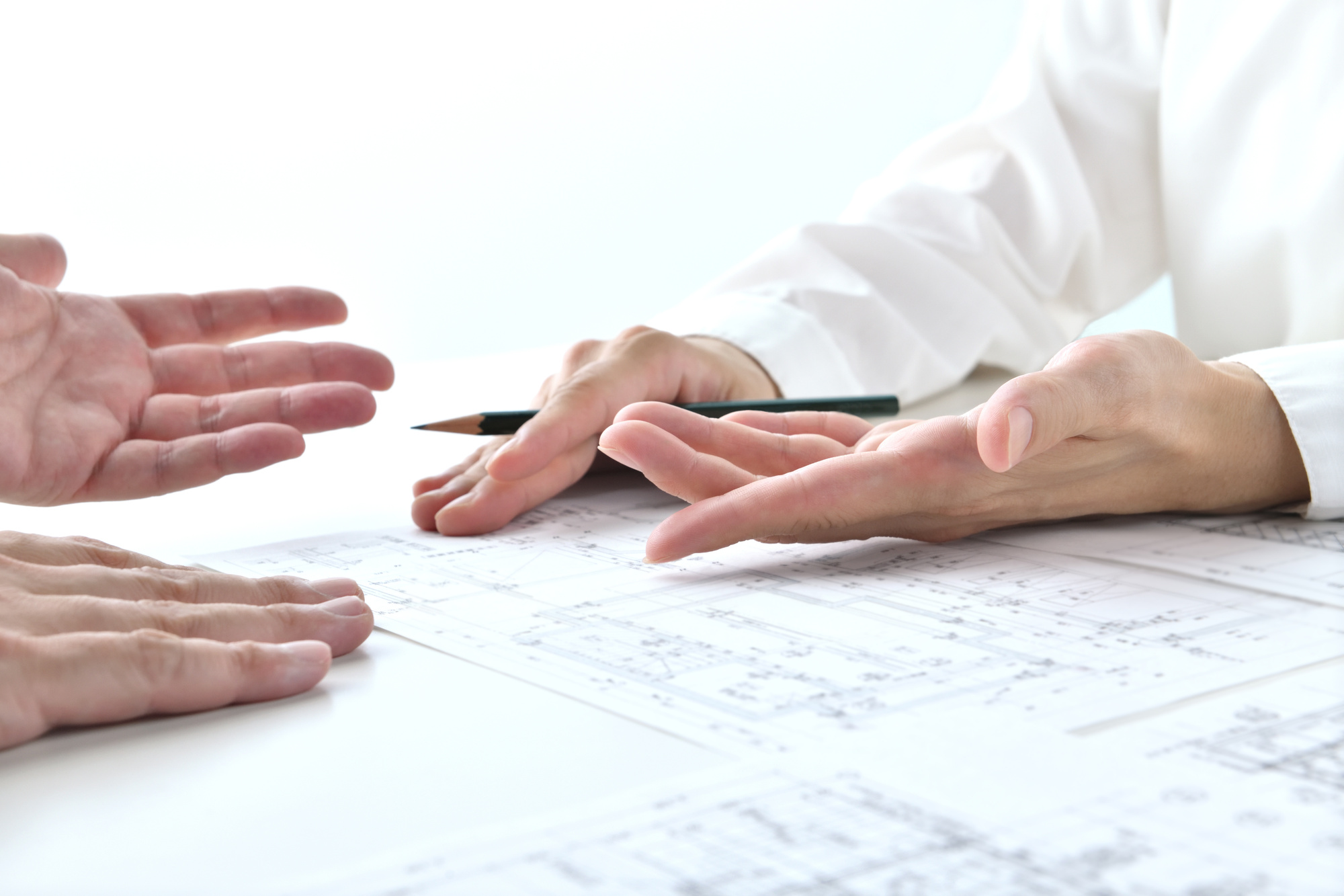 新築住宅の設計について話し合う人物の手元