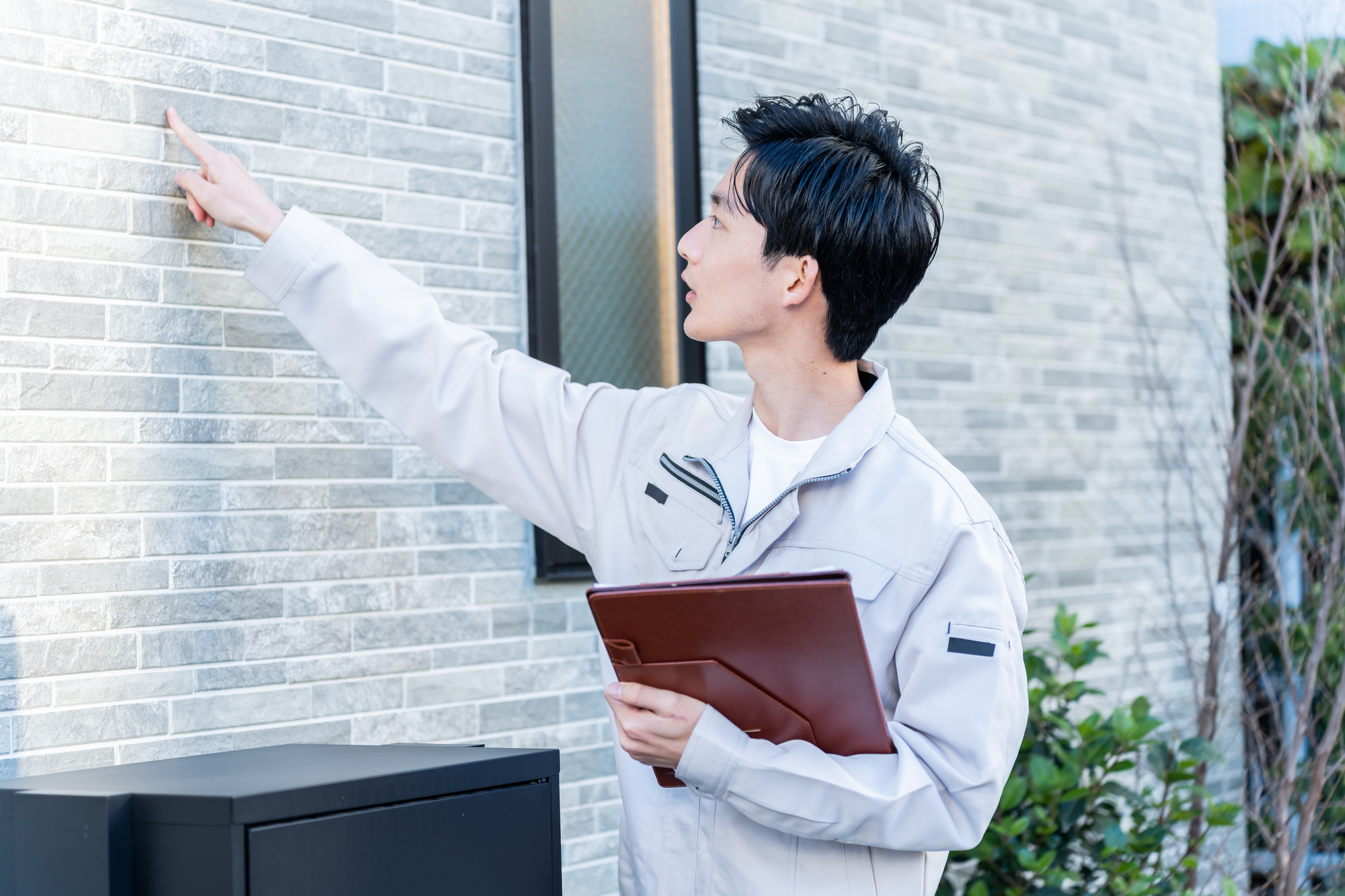住宅の点検をする担当者