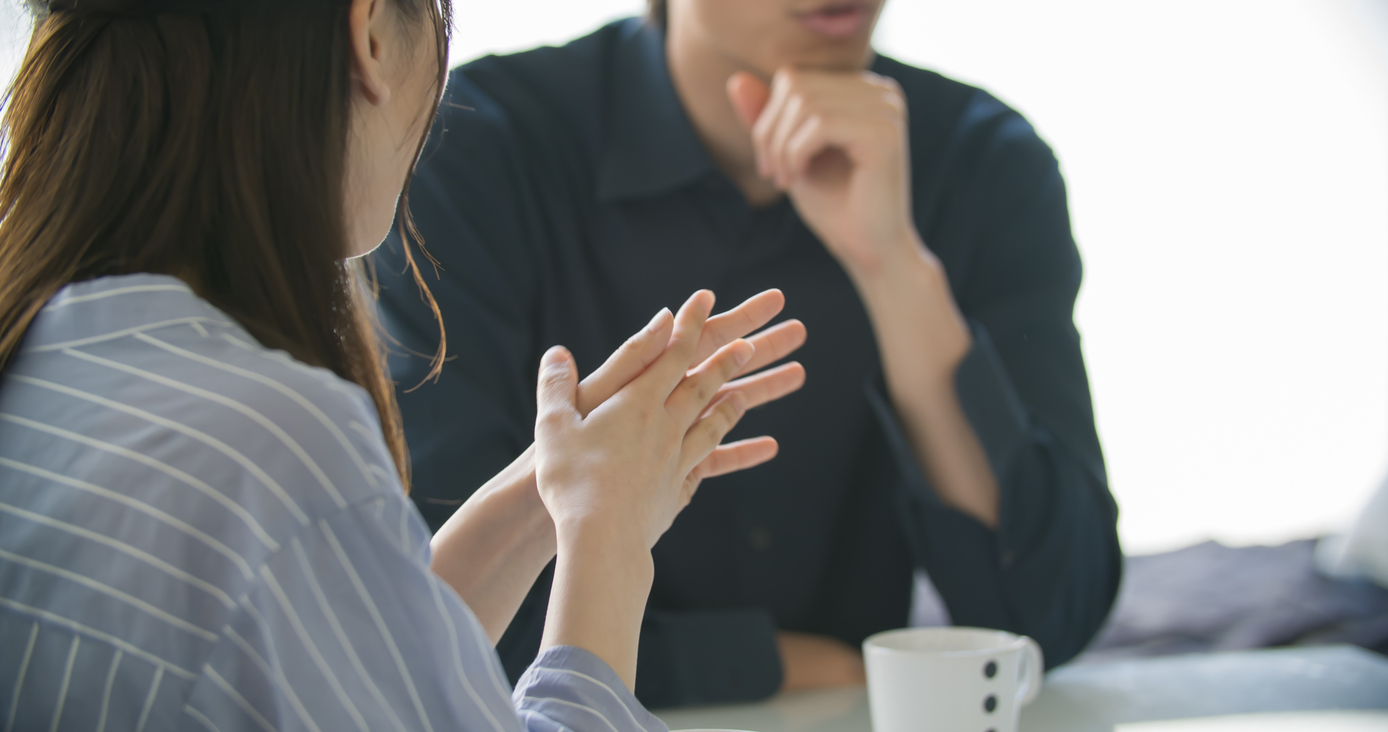 話し合いをする夫婦