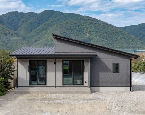 勾配天井リビングとタイルデッキのある開放感あふれる平屋 写真