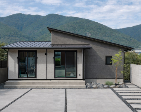 勾配天井リビングとタイルデッキのある開放感あふれる平屋 写真